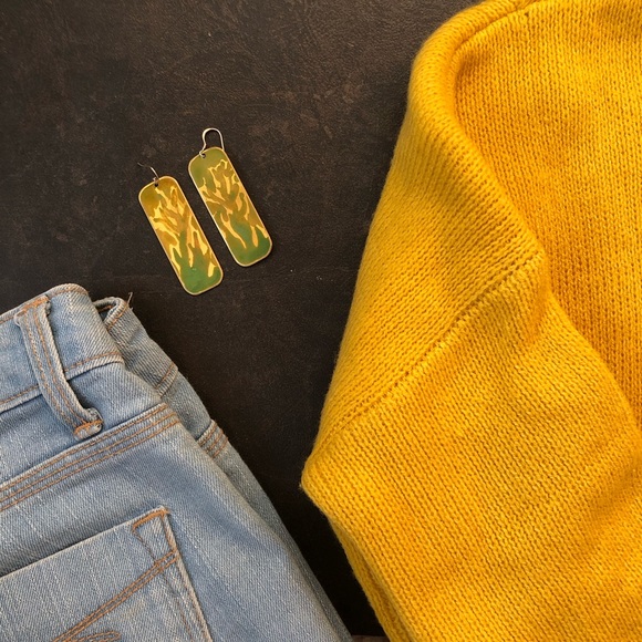 ✨3/$30 Painted gold rectangular earrings - Picture 4 of 4